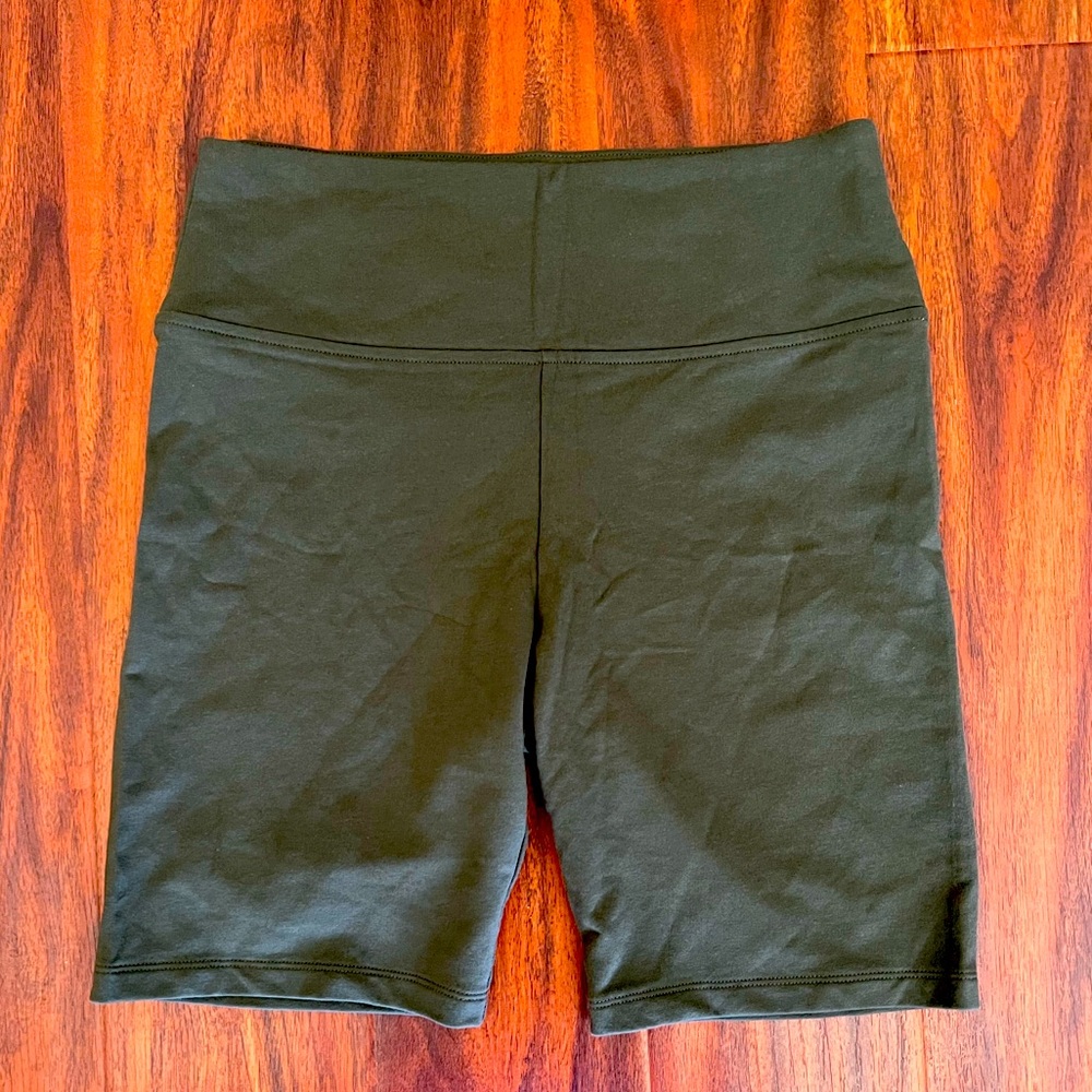 Like New!! Lou & Grey Women’s Biker Shorts - Olive Green - Size Medium